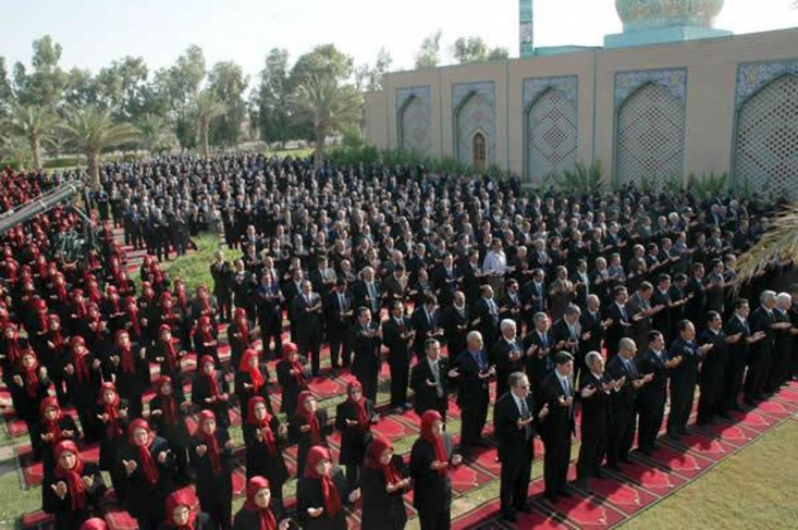 نیم قرن نماز تاکتیکی منافقین! این روزها تصاویری از نماز جماعت منافقین در آلبانی در شبکههای مجازی دست به دست میشود.
