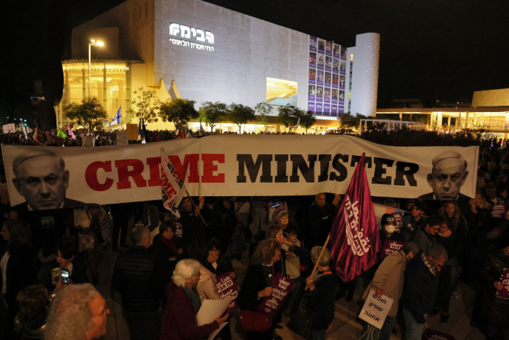 گروهی از هواداران کابینه افراطی بنیامین نتانیاهو نخست وزیر که در برابر منزل رئیس دیوان عالی رژیم صهیونیستی تظاهرات کرده بودند، با مخالفان کابینه بی بی درگیر شدند.