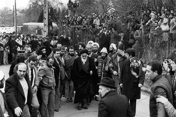 پیشنهاد سرویس فرانسه برای ترور امام خمینی/ ساواک از ترور امام میترسید! در بدور ورود امام خمینی به فرانسه، رئیس سرویس اطلاعات فرانسه به ساواک پیشنهاد میکند که امام را ترور کنند اما ساواک از بازخورد شهادت امام توسط مردم ترسید و این پیشنهاد را قبول نمیکند.