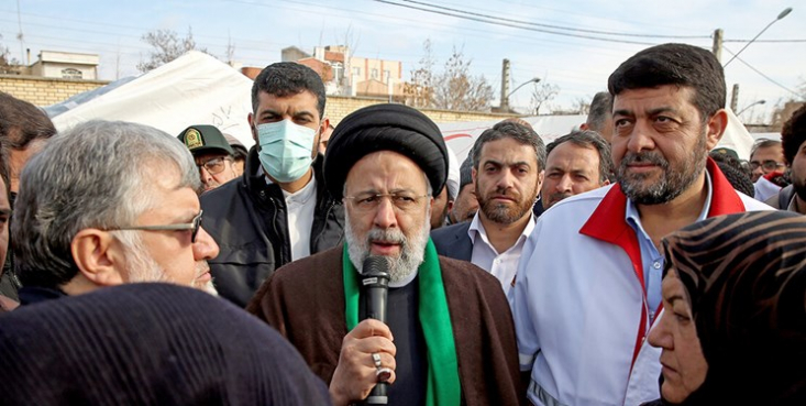 رئیسی: رفع مشکلات زلزله زدگان خوی وظیفه دولت و مسئولان است+عکس و فیلم رئیس جمهور پس از ورود به خوی در میان مردم زلزلهزده این منطقه حاضر شده و مسائل و مشکلات موجود را بررسی کرد و گفت: مشکلات منطقه حتما باید سریع مرتفع شود و باید با همه توان این مشکلات را برطرف کنیم تا مردم اینجا بیشتر از این دچار مشکل نشوند.