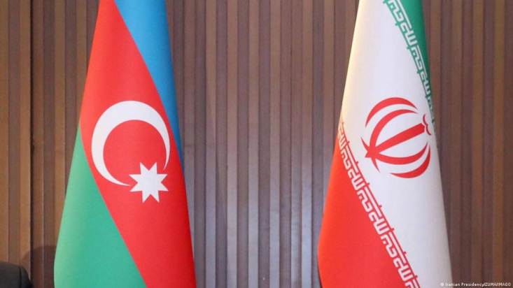 لفاظی‌های شدید مقامات و رسانه‌های باکو علیه ایران، ارتباطات گسترده‌ باکو با رژیم صهیونیستی، حضور نیروهای تکفیری در این کشور، تلاش برای به سرانجام رساندن پروژه‌ی موهوم زنگزور و احتمال جدی حضور اعضای منافقین در جمهوری آذربایجان، مسائل جدیدی‌ست که در این مدت بر روابط تهران-باکو تاثیرگذار بوده است.
