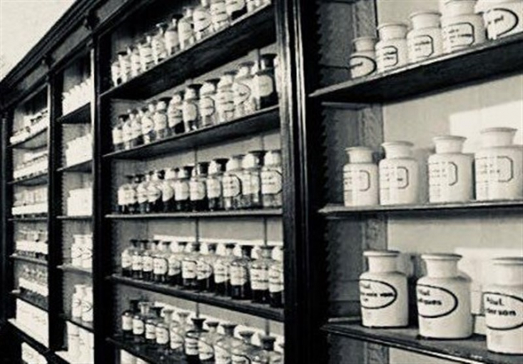 نگاهی به وضعیت صنعت دارو در سال‌های پیش از انقلاب حاکی از عقب‌ماندگی زیاد در زمینه تأمین داروهای مورد نیاز مردم و وابستگی شدید به کشورهای غربی است.