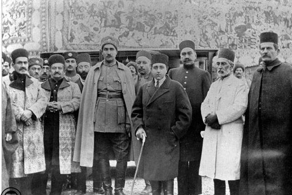 رضا میرپنج؛ سرباز شطرنج انگلیسیها/ تمنای تاج و تخت از بیگانگان؛ اصل همیشگی خانواده پهلوی طعنهآمیز آنکه در روزهای سالگرد کودتای انگلیسی و دستآویز قرارگرفتن رضاقلدر توسط بریتانیا، نوه او نیز به شیوه اسلاف خود عمل کرده است و تاج و تخت خود را از بیگانگان تمنا میکند.