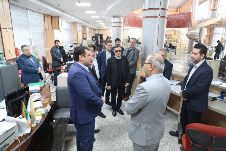 ابوالفضل نجارزاده سرپرست بانک ملی ایران در بازدید از شعبه بانک ملی ایران در فرودگاه بین المللی امام خمینی(ره) بر ارائه هر چه بهتر خدمات بانکی و ارزی به مسافران نوروزی تاکید کرد.
