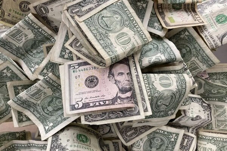 سقوط ۸ هزار تومانی قیمت دلار در یک روز/ غافلگیری دلالان با اقدام ضربتی بانک مرکزی/ بازگشت ثبات به بازار در روزهای آینده اولین کشف نرخ دلار در مرکز مبادله ارز و طلای ایران ۴۱ هزار و ۵۴۹ تومان اعلام شد.