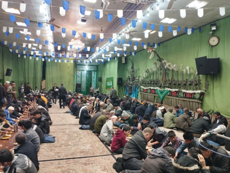 حسینیه بیپناهان/ ۴۰ سال اطعام بیوقفه، از طریق کمکهای مردمی و مؤمنانه حسینیه کربلاءالمقدسه اواخر دهه ۴۰ حسینیه کربلاءالمقدسه برای ساماندهی و اطعام شهروندان و اتباع عراقی که توسط رژیم بعث اخراج و تبعید شده بودند بنا شد اما سالهاست که به مکانی جهت اطعام و تکریم عموم نیازمندان جامعه تبدیلشده است.