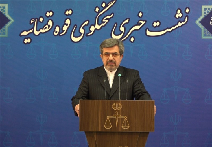 آتشسوزی در زندان اوین ۴۰ متهم دارد/ پرونده فیلیمو در حال رسیدگی است/ پرونده حمله به سفارت آذربایجان در مرحله رسیدگی است سخنگوی قوه قضائیه درباره ابربدهکار بانکی که کیفرخواست وی توسط دادستانی تهران صادر شد، گفت: این ابربدهکار مربوط به یک گروه خودرویی است؛ اخلال کلان در نظام اقتصادی کشور از طریق تحصیل مال نامشروع بهمیزان ۴۱هزار میلیارد ریال از اتهامات این متهم است.