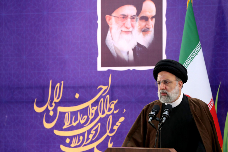 نقش ایرانیان خارج از کشور در حفظ فرهنگ، تمدن و هویت ایرانی بسیار مهم است/ ۴ ماموریت مهم رئیسجمهور به وزارتخارجه برای تسهیل ارتباطات ایرانیان مقیم خارج رئیس جمهور به وزارت خارجه ماموریت داد با ایجاد کارگروه ویژه رسیدگی به مسائل حقوقی و کنسولی، راه اندازی بخش علم و فرهنگ با هدف رساندن اطلاعات درست و دقیق ارتباط رسانهای مؤثری با ایرانیان خارج از کشور برقرار کند.