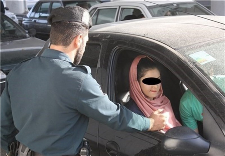 قوه قضائیه با تأکید بر اینکه کشف حجاب در خودرو جرم است، اعلام کرد: طبق تبصره ماده ۶۳۸ قانون مجازات اسلامی، کشف حجاب در انظار عمومی، جرم‌انگاری شده است.
