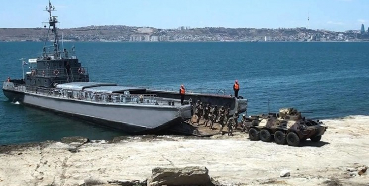 نیروی دریایی جمهوری آذربایجان از برگزاری رزمایشی با هدف دفاع از زیر ساخت‌های خود در بخشی از دریای خزر متعلق به این کشور خبر داد.

