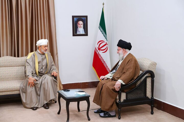 سلطان عمان و هیئت همراه صبح امروز (دوشنبه) با حضرت آیت‌الله خامنه‌ای رهبر انقلاب اسلامی دیدار و گفت‌وگو کردند.