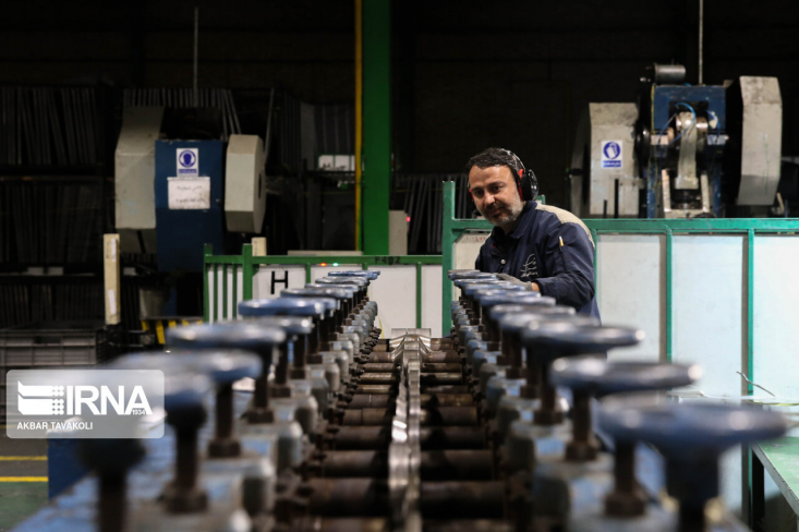  بانک مرکزی اعلام کرد: تحقق رشد اقتصادی ۴ درصدی در سال ۱۴۰۱ در امتداد رشد اقتصادی ۴.۴ درصدی سال‌ قبل حکایت از تداوم رشد قابل قبول فعالیت‌های اقتصادی در کشور دارد بطوری که رشد تولید ناخالص داخلی در تمام فصول سال ۱۴۰۱ از روندی صعودی برخوردار بوده است.