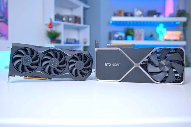 مقایسه کارت گرافیک rtx 4090 با rtx 4080 RTX 4080 یا RTX 4090، کدام ارزش خرید بیشتری دارد؟ کارت گرافیک RTX 4090 جدیدترین پرچمدار انویدیا است که در اوایل سال 2023 معرفی شد و تا به امروز هیچ رقیبی پیدا نشده که بتواند آن را شکست دهد. در حال حاضر نزدیک ترین رقیب برای این غول گیمینگ که بتواند با آن رقابت کند برادر کوچتر آن یعنی RTX 4080 از خود شرکت انویدیا است. این طبیعی است که جدیدترین و قدرتمندترین کارت گرافیک دو مدل از تیم سبز باشد اما کدام یک ارزش خرید بیشتری دارد.