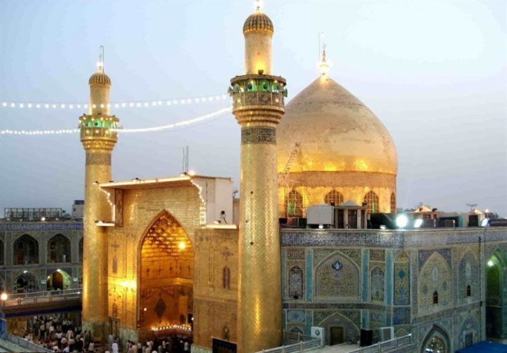 چرا گنبد حرم امام علی (ع) پرچم ندارد؟ پرچمی که بالای گنبدهای مطهر ائمه اطهار علیهم السلام نصب شده، نشانه خونخواهی است و چون تقاص خون امام علی (ع) توسط فرزند بزرگوار ایشان، امام حسن (ع) از ابن ملجم ملعون گرفته شد، گنبد نورانی حرم آن حضرت پرچم ندارد.