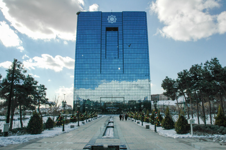 همچنین کل تسهیلات پرداخت شده شبکه بانکی کشور به بخش‌های مختلف اقتصادی طی سه ماهه اول سال ۱۴۰۲ معادل ۹۲۱۳.۵ هزار میلیارد ریال بوده است که نسبت به رقم دوره مشابه سال قبل به میزان ۲۵.۸ درصد افزایش نشان می‌دهد.