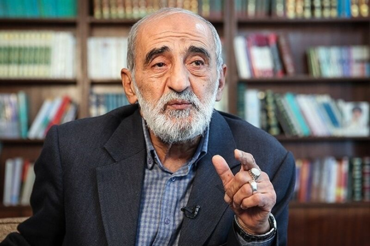 بسیاری از شایعات و گزارشهای سیاه دشمن علیه ایران در داخل تهیه میشود/ آن رسانههای داخلی که گزارش خطا جهت بازی کردن با اعصاب مردم میدهند، باید احضار شوند مدیر مسئول روزنامه کیهان اظهار داشت: این در حالی است که در جنگ، رسانه یک وسیله جنگی و یک سلاح است. ما نمیتوانیم مدیریت افکار عمومی را به دشمن بدهیم.