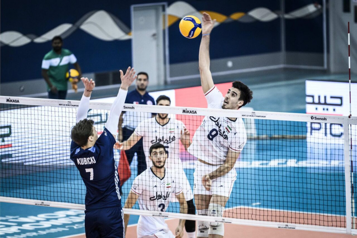 ایران قهرمان والیبال جوانان جهان شد/ تسلیم ولاسکو مقابل تفکرات مومنیمقدم تیم ملی والیبال جوانان ایران با شکست ایتالیا با اقتدار و هشت برد متوالی قهرمان جهان شد و برای دومین بار روی سکوی نخست ایستاد.