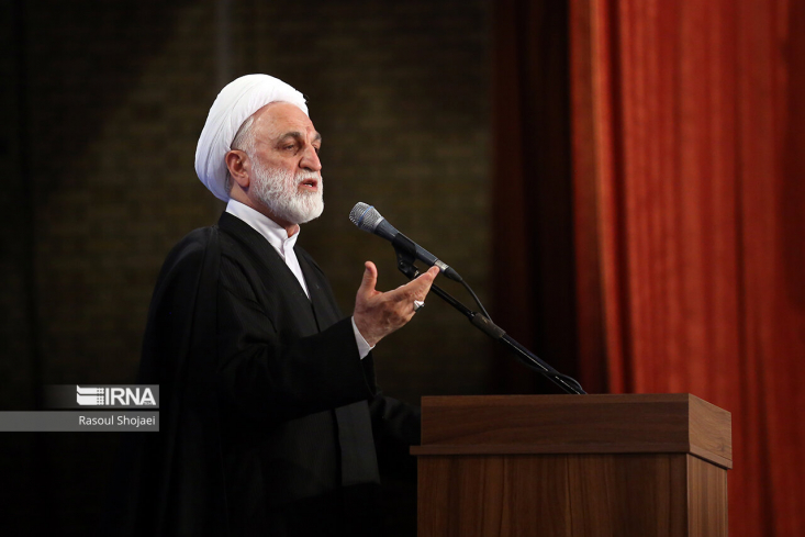 رئیس قوه قضاییه گفت: قوه قضاییه هم باید خود ملتزم به قانون باشد تا قانون در کشور حاکم باشد؛ قانون باید فصل‌الخطاب باشد؛ عدالت جزء با برقراری قانون حکمفرما نمی‌شود؛ ‌قانون‌مداری و احترام به قانون نشانه شخصیت افراد و مترقی بودن جامعه است.