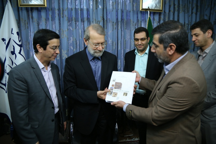 سقائیان‌نژاد، نامی است که برای مردم قم با شکایات و گلایه‌های فراوان همراه می‌شود. او به عنوان شهردار قم سال‌هاست عملکردی اسفبار داشته است. با این حال اما با حمایت افرادی چون لاریجانی در مسند شهرداری باقی مانده است.