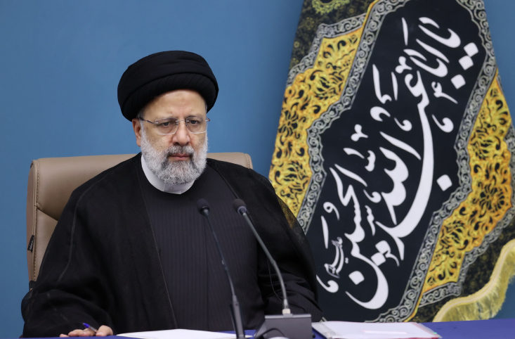رئیس جمهور تأمین مسکن برای مردم را اولویت&zwnj;های مهم دولت دانست و با تأیید اقدامات صورت گرفته در واگذاری زمین و ساخت مسکن از سوی دستگاه&zwnj;ها، بر جدیت وزارتخانه&zwnj;ها، بانک&zwnj;ها و بخش&zwnj;های مختلف برای تداوم این اقدامات در قالب نهضت ملی مسکن تاکید کرد.