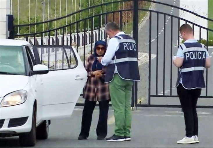 سران گروهک تروریستی منافقین در حال تدارک مقدمات کار برای انتقال اعضای این گروهک از آلبانی به کانادا هستند، این تصمیم پس از فشارهای شدید دولت آلبانی بر آنها و مذاکرات ناکامشان با فرانسه برای انتقال به آنجا گرفته شده است.
