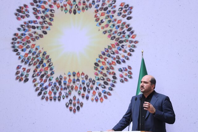 بهخاطر آرامش کشور سکوت میکنیم/سطح زندگی مسئولان به سطح زندگی مردم نزدیک است معاون اجرایی رئیسجمهور گفت: در دولت مصلحت کلان کشور را در نظر گرفته و وارد بازیهای سیاسی نمیشویم.