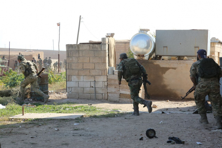 منابع خبری از تداوم درگیری‌های شدید میان عناصر مزدور مورد حمایت آمریکا موسوم به (قسد) با عناصر مزدور مورد حمایت ترکیه موسوم به (ارتش ملی) در سوریه خبر دادند.

