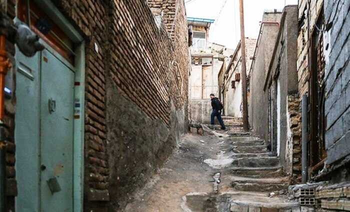 صاحبان خانههای فرسوده، ملک یا زمین جایگزین میگیرند/ املاک معوض با ۴۰ درصد تخفیف به متقاضیان واگذار خواهد شد معاون وزیر راه و شهرسازی با اشاره به فراوانی تعداد واحدهای لرزان و ناایمن در بافت فرسوده شهرها، گفت: صاحبان خانههای فرسوده در بافتهای فرسوده، ملک یا زمین جایگزین میگیرند.