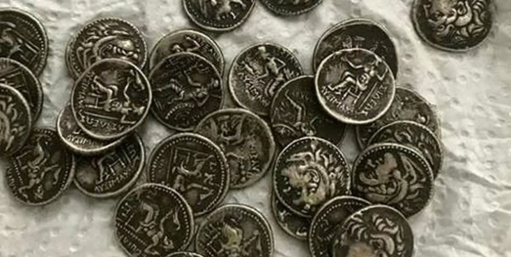 کشف سکههای هخامنشی و ساسانی در قم فرمانده یگان حفاظت میراثفرهنگی استان قم از کشف ۱۲ سکه تاریخی در یک منزل شخصی در پردیسان قم خبر داد.