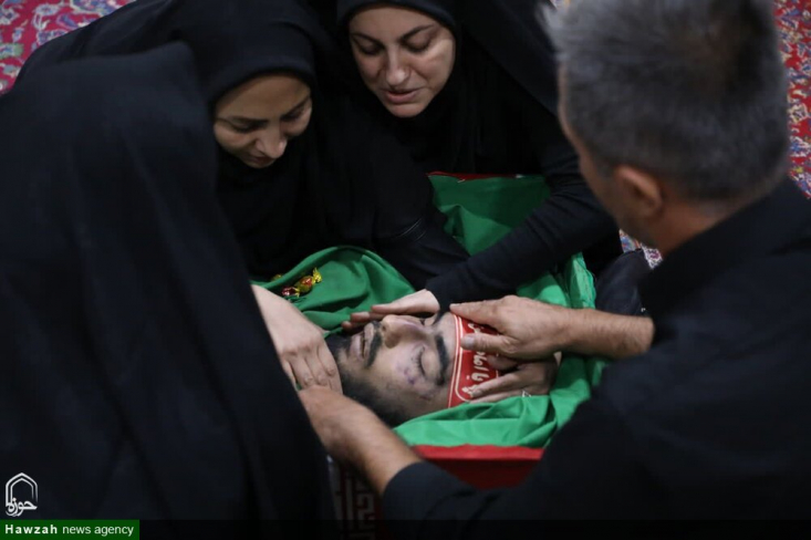 شهید مظلوم اغتشاشات/ آرمان علی وردی چگونه به شهادت رسید؟ حضرت آیتالله خامنهای رهبر معظم انقلاب در دیدار با دانشآموزان در روز ۱۱ آبانماه، به شهادت آرمان علی وردی اشاره کرده فرمودند: آن طلبه جوان و متدین و حزباللهی، آرمان عزیز که در تهران زیر شکنجه به شهادت رسید و پیکر او را در خیابان رها کردند، چه گناهی کرده بود؟