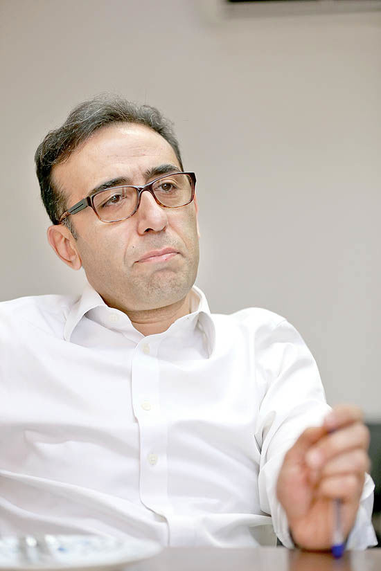  اقتصاددان فراری که اگر چه او را به‌عنوان هیأت علمی اسبق دانشکده اقتصاد تهران می‌شناسند، اما نقش اصلی او به‌عنوان «کارشناس صندوق بین‌المللی پول» و یکی از «بانیان اصلی فاجعه بنزین آبان ۹۸» مطرح است.