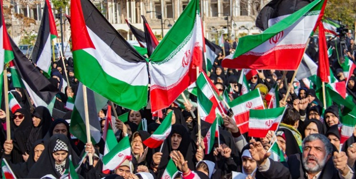 مردم تهران از دقایقی پیش با حضور در خیابان‌های منتهی به میدان انقلاب ضمن اعلام حمایت از کودکان مظلوم غزه، جنایات رژیم صهیونیستی را محکوم کردند.
