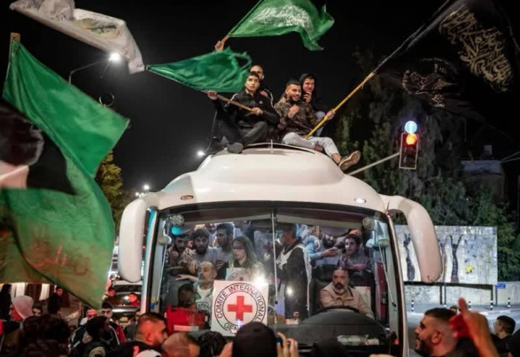  روزنامه نیویورک تایمز پنجشنبه نوشت که با آزادی اسرای فلسطینی از زندان‌های رژیم صهیونیستی محبوبیت حماس در کرانه باختری افزایش یافته است.
