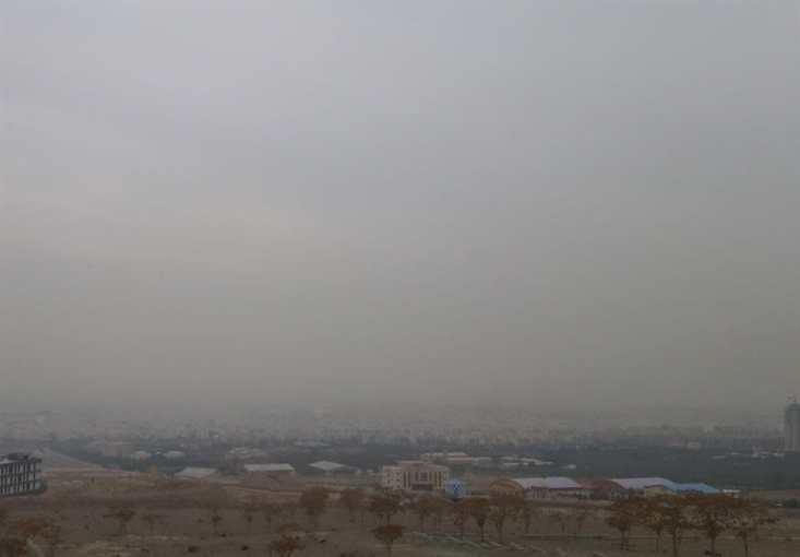 با توجه به تداوم آلودگی هوا و تشدید آلاینده‌های جوی تهران، جلسه کارگروه اضطرار آلودگی هوا دقایقی پیش تشکیل و مدارس فردا دوشنبه ۱۳ آذر ماه نیز به صورت غیرحضوری برگزار می‌شود.
