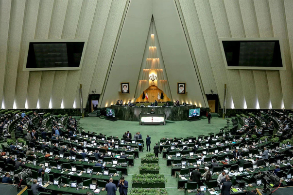 دولت هم در حوزه سیاست‌های پولی و هم سیاست‌های بودجه‌ای، سیاست‌های انقباضی را در پیش گرفته و هدفش کنترل رشد نقدینگی با سیاست‌های انقباضی پولی بودجه‌ای است.