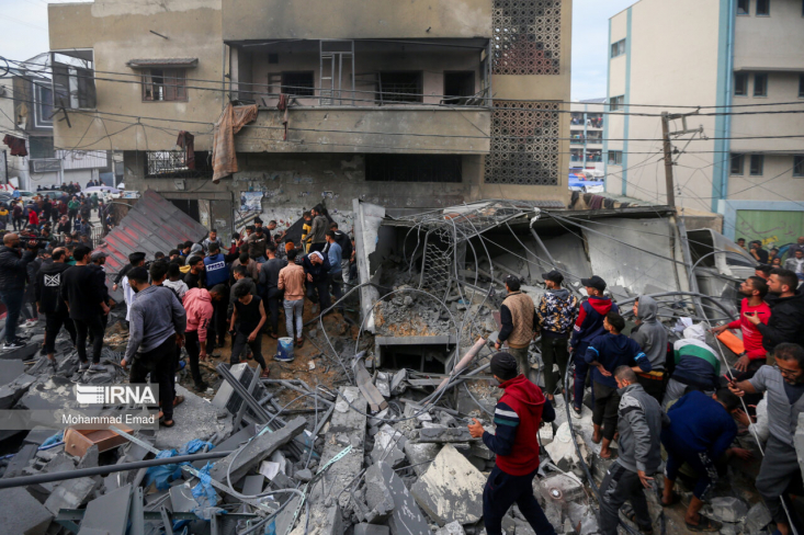 نظامیان رژیم صهیونیستی در ادامه جنایت‌های خود در نوار غزه، این منطقه را از شمال و جنوب بمباران کردند.
