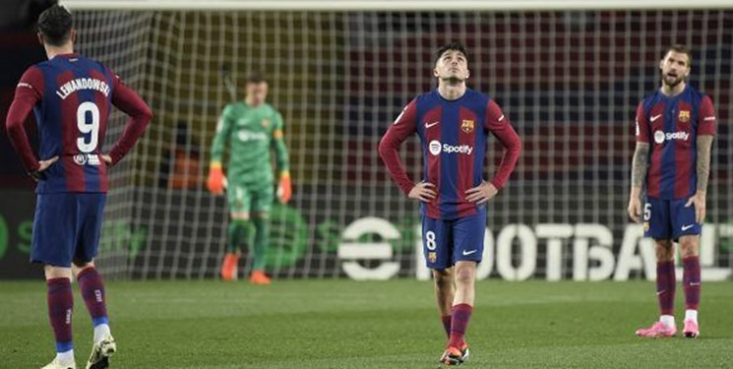 تیم فوتبال بارسلونا بدترین خط دفاعی را دارد.

