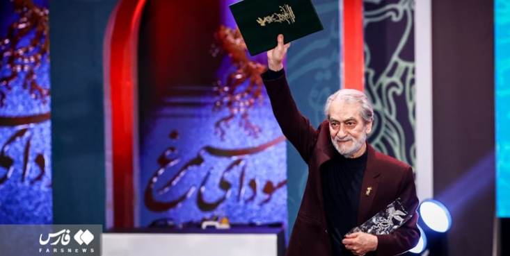 برگزیدگان فجر۴۲| افخمی بهترین کارگردان شد و سیمرغ بهترین فیلم به مجنون رسید اختتامیه چهلودومین جشنواره فیلم فجر در حالی برگزار شد که سیمرغ بهترین کارگردانی اول به جواد عزتی، سیمرغ بهترین کارگردانی به بهروز افخمی و سیمرغ بهترین فیلم به مجنون رسید.