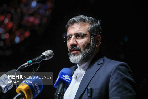 جامعه تشنه افرادی مانند استاد انصاریان است وزیر فرهنگ و ارشاد اسلامی گفت: ما نیاز داریم به این تجلیل چرا که چنین الگوهایی را به جامعه باید معرفی کنیم. جامعه تشنه چنین افرادی است. این سرمایه بی نظیر به نسل جوان باید منعکس شود.