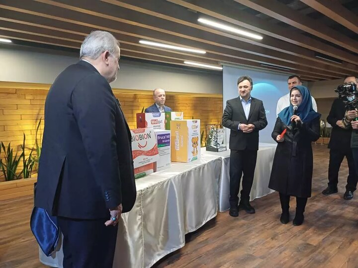 ۲ دارو در حوزه درمان سرطان و بیماری پوستی رونمایی شد با حضور معاون علمی رییس جمهور و وزیر صمت از ۲ داروی دانش بنیان در حوزه درمان سرطان و بیماریهای پوستی رونمایی شد.