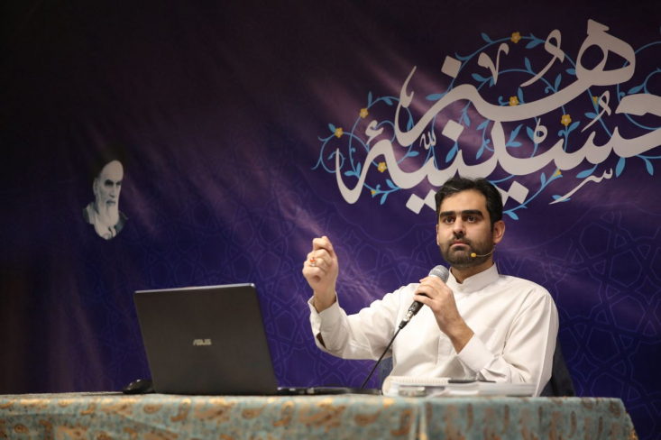 به نظر می‌رسد علت حمله‌های فراوان برخی از سیاسیون و رسانه‌ها علیه ثابتی این باشد که آن‌ها احساس می‌کنند که با رای آوردن وی ممکن است «مدل جدیدی» از نمایندگان جوان در عرصه سیاست ایران تکثیر شوند.
