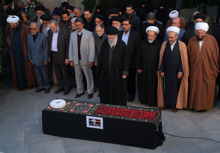 رهبر معظم انقلاب اسلامی بر پیکر مرحوم آیت‌الله امامی کاشانی نماز اقامه کردند.
