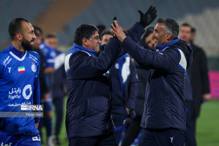 مدیران باشگاه استقلال برای اینکه بتوانند روحیه بازیکنان این تیم را در آستانه شهرآورد بالا ببرند، مبلغ ویژه‌ای را امروز به حساب مربیان و بازیکنان این تیم پرداخت کردند.

