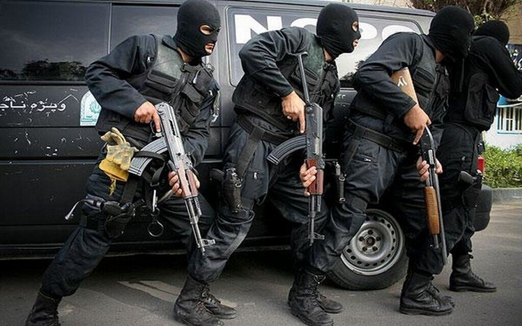 در همین حین، يک نفر از مدافعان امنيت زخمی و دو نفر از جمله جانشين کلانتری ۱۱ چابهار به شهادت رسیدند.
