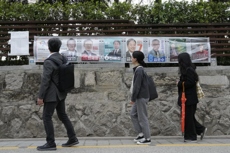 انتخابات پارلمانی کره جنوبی؛ ارجحیت نیازهای اجتماعی بر سیاست خارجی انتخابات کره جنوبی برای برگزیدن اعضای جدید پارلمان، امروز (چهارشنبه) آغاز میشود و بسیاری از شهروندان، معیشت و افزایش اشتغال و... را به عنوان مهمترین دغدغههای انتخاباتی خود عنوان کردهاند و موضوعات همیشگی چون تهدید هستهای کره شمالی و تعهد امنیتی آمریکا اهمیت خود را از دست داده است.