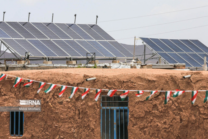 مشاور مدیرعامل شرکت تولید، انتقال و توزیع برق ایران (توانیر) گفت: امکان تامین نیمی از مصرف برق بخش خانگی کشور از طریق انرژی خورشیدی در قالب یک برنامه میان‌مدت وجود دارد.

