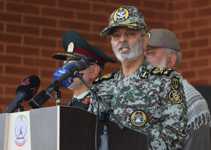 فرمانده کل ارتش گفت: هر تجاوزی که به منافع کشور صورت گیرد با پاسخ محکم و پشیمان‌کننده‌ای روبه‌رو خواهد شد و اگر دشمنان اقدامی کنند با تجهیزات مهلک‌تری پاسخ خواهیم داد.
