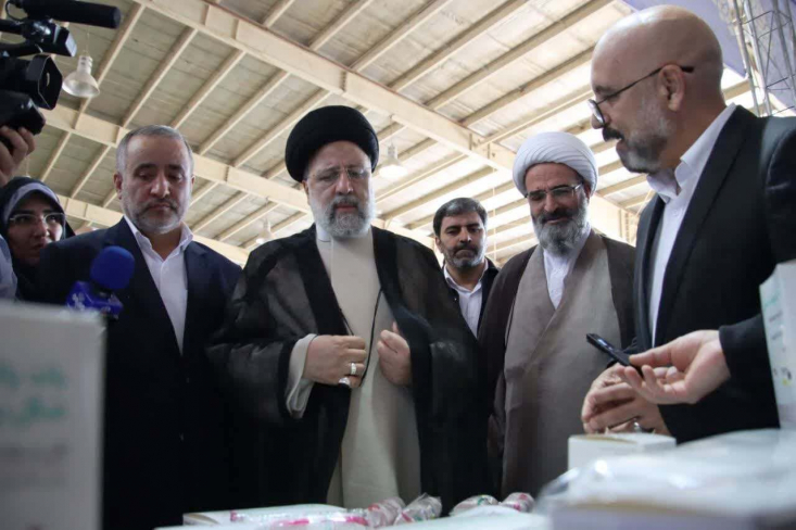 رییس جمهور کارخانه احیاشده تولید کاشی را در سمنان بهرهبرداری کرد آیت الله سید ابراهیم رئیسی رییس جمهور واحد تولیدی کاشی در استان سمنان را که به همت دولت سیزدهم پس از ۱۰ سال رکود به چرخه تولید بازگشت، بهرهبرداری و بازدید کرد.