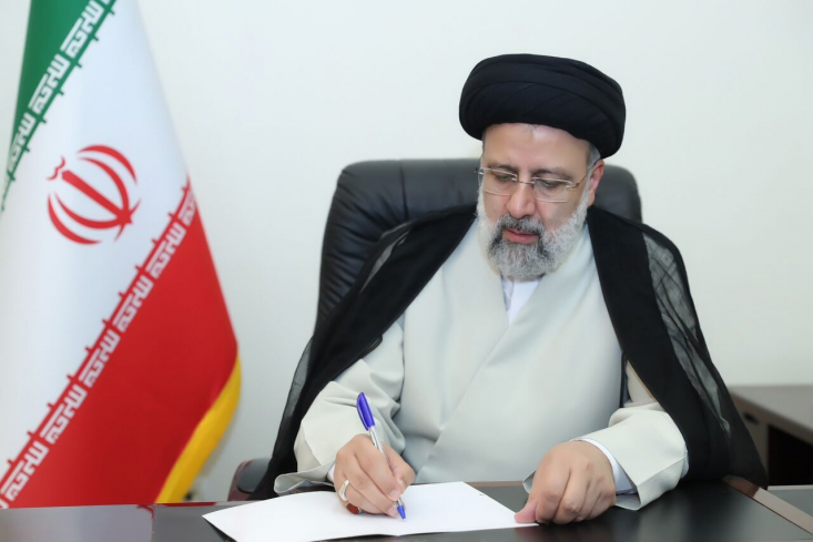 رئیس جمهور در پیامی درگذشت مرحوم پرویز داوودی را تسلیت گفت رئیس جمهور در پیامی درگذشت مرحوم "پرویز داوودی" را به جامعه علمی و دانشگاهی کشور، اعضای مجمع تشخیص مصلحت نظام، عموم دوستداران و بهویژه خانواده آن مرحوم تسلیت گفت.
