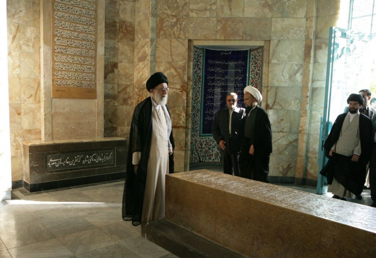 آیتالله خامنهای: سعدی یکی از پایههای بنای استوار ادب پارسی است رهبر معظم انقلاب در پیامی به کنگره بزرگداشت مصلحالدین سعدی شیرازی گفتند: سعدی یکی از پایههای بنای استوار ادب پارسی است.